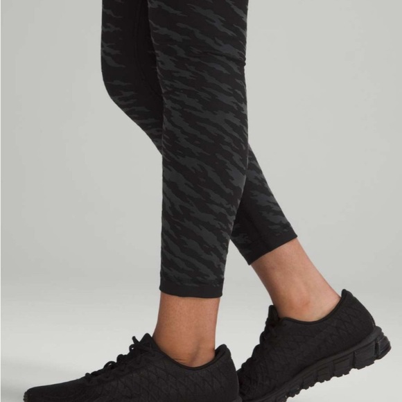 Lululemon Lunar New Year Wunder Under High-Rise Tight 25"- Black/ Size 6 - Picture 5 of 9